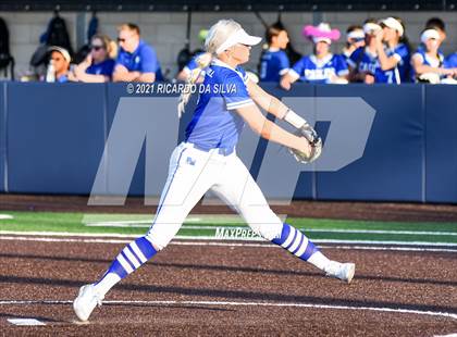 Thumbnail 3 in Lake Creek vs Barbers Hill (UIL 5A Regional Final) photogallery.
