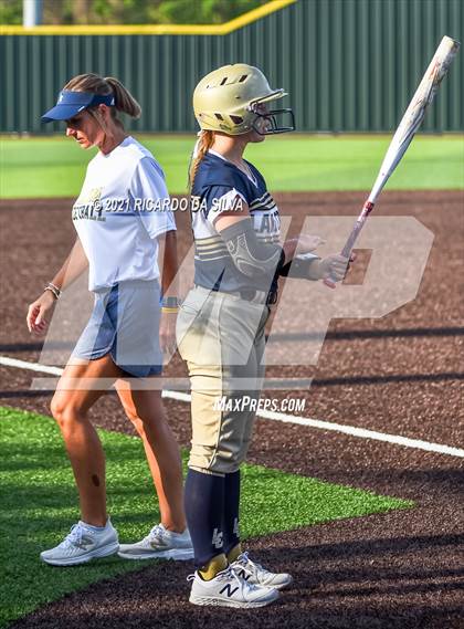 Thumbnail 3 in Lake Creek vs Barbers Hill (UIL 5A Regional Final) photogallery.