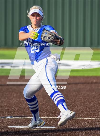 Thumbnail 2 in Lake Creek vs Barbers Hill (UIL 5A Regional Final) photogallery.