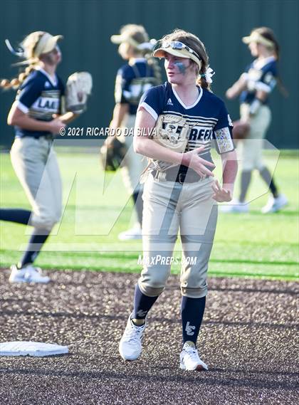 Thumbnail 1 in Lake Creek vs Barbers Hill (UIL 5A Regional Final) photogallery.