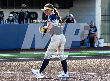 Thumbnail 3 in Lake Creek vs Barbers Hill (UIL 5A Regional Final) photogallery.