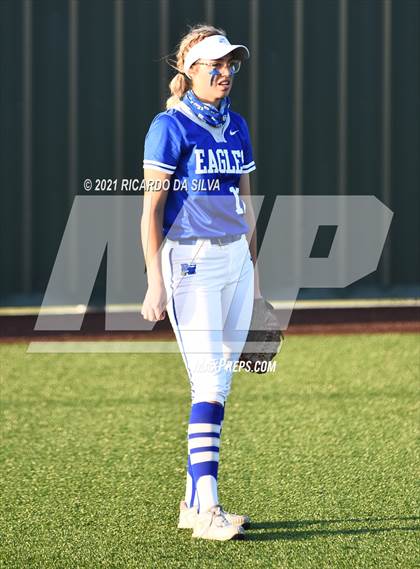 Thumbnail 1 in Lake Creek vs Barbers Hill (UIL 5A Regional Final) photogallery.