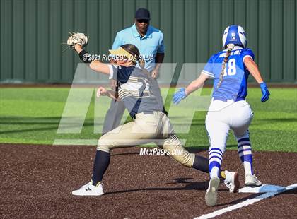 Thumbnail 1 in Lake Creek vs Barbers Hill (UIL 5A Regional Final) photogallery.