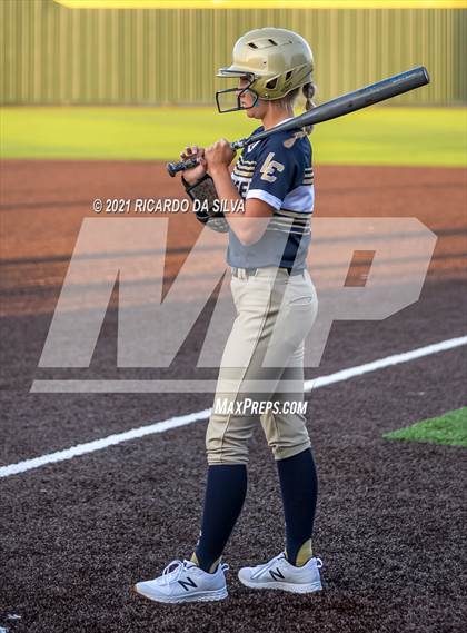 Thumbnail 3 in Lake Creek vs Barbers Hill (UIL 5A Regional Final) photogallery.