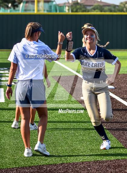 Thumbnail 3 in Lake Creek vs Barbers Hill (UIL 5A Regional Final) photogallery.