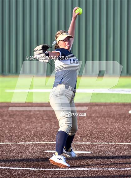 Thumbnail 2 in Lake Creek vs Barbers Hill (UIL 5A Regional Final) photogallery.