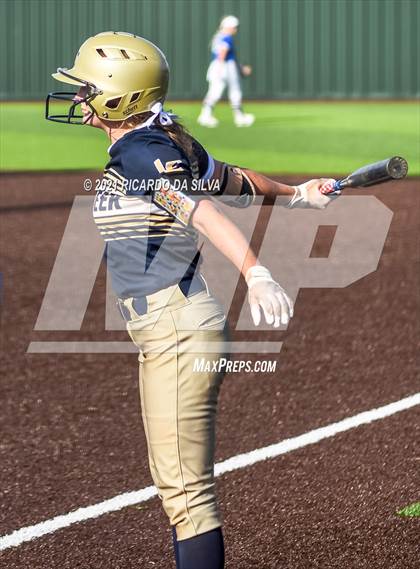 Thumbnail 2 in Lake Creek vs Barbers Hill (UIL 5A Regional Final) photogallery.