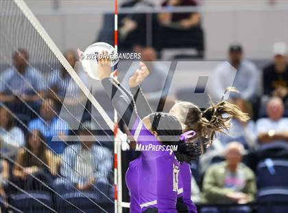 Thumbnail 3 in Friendswood vs. Fulshear (UIL 5A Regional Quarterfinal Playoff) photogallery.