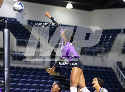 Thumbnail 3 in Friendswood vs. Fulshear (UIL 5A Regional Quarterfinal Playoff) photogallery.