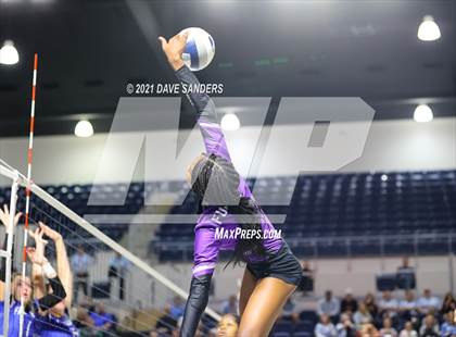 Thumbnail 3 in Friendswood vs. Fulshear (UIL 5A Regional Quarterfinal Playoff) photogallery.