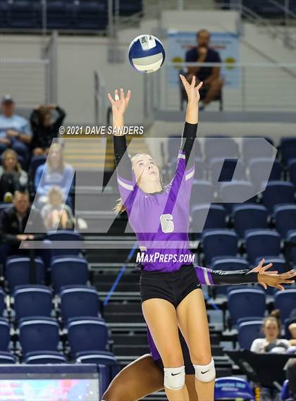 Thumbnail 1 in Friendswood vs. Fulshear (UIL 5A Regional Quarterfinal Playoff) photogallery.