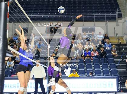 Thumbnail 1 in Friendswood vs. Fulshear (UIL 5A Regional Quarterfinal Playoff) photogallery.