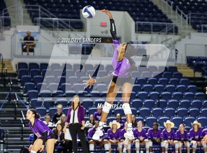 Thumbnail 3 in Friendswood vs. Fulshear (UIL 5A Regional Quarterfinal Playoff) photogallery.