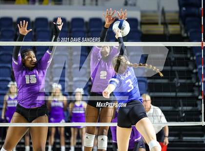 Thumbnail 1 in Friendswood vs. Fulshear (UIL 5A Regional Quarterfinal Playoff) photogallery.