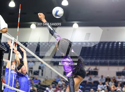 Thumbnail 1 in Friendswood vs. Fulshear (UIL 5A Regional Quarterfinal Playoff) photogallery.