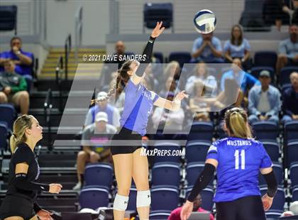 Thumbnail 1 in Friendswood vs. Fulshear (UIL 5A Regional Quarterfinal Playoff) photogallery.