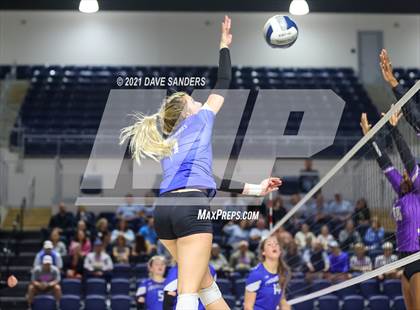 Thumbnail 1 in Friendswood vs. Fulshear (UIL 5A Regional Quarterfinal Playoff) photogallery.