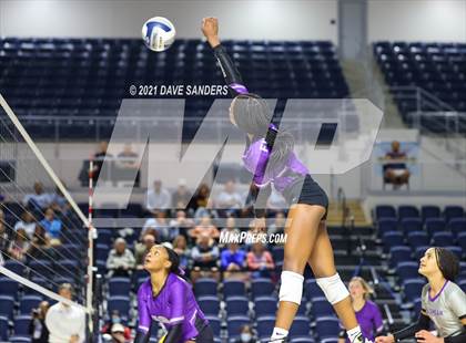 Thumbnail 1 in Friendswood vs. Fulshear (UIL 5A Regional Quarterfinal Playoff) photogallery.