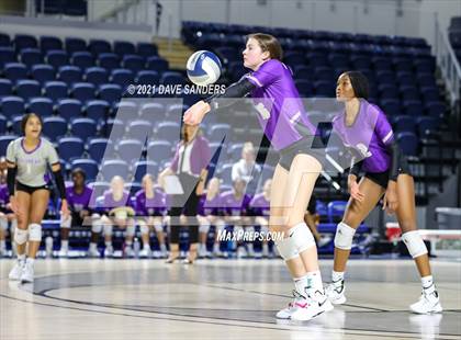 Thumbnail 2 in Friendswood vs. Fulshear (UIL 5A Regional Quarterfinal Playoff) photogallery.