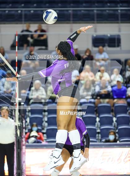 Thumbnail 3 in Friendswood vs. Fulshear (UIL 5A Regional Quarterfinal Playoff) photogallery.