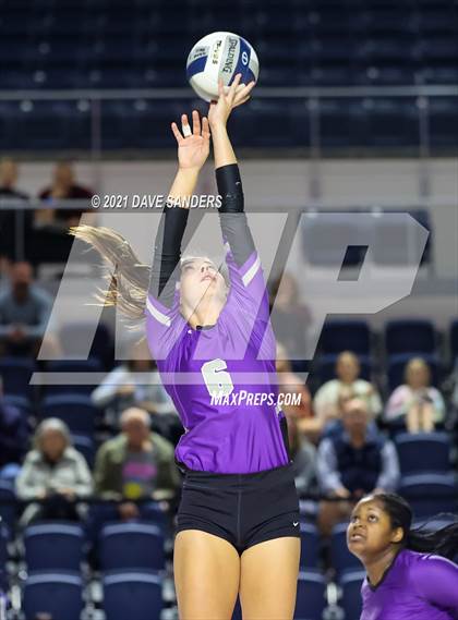 Thumbnail 1 in Friendswood vs. Fulshear (UIL 5A Regional Quarterfinal Playoff) photogallery.