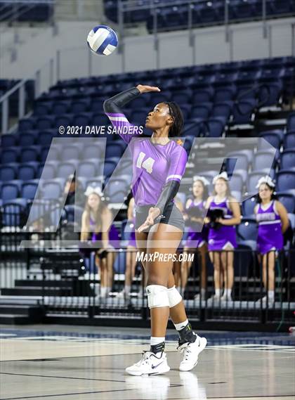 Thumbnail 3 in Friendswood vs. Fulshear (UIL 5A Regional Quarterfinal Playoff) photogallery.