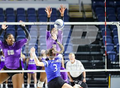 Thumbnail 2 in Friendswood vs. Fulshear (UIL 5A Regional Quarterfinal Playoff) photogallery.