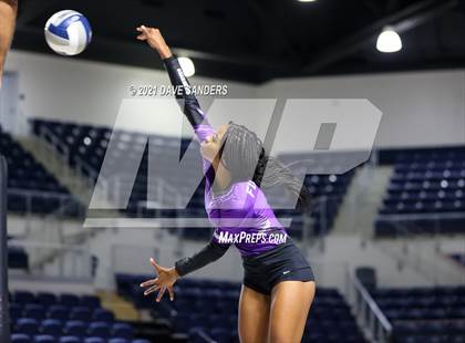 Thumbnail 3 in Friendswood vs. Fulshear (UIL 5A Regional Quarterfinal Playoff) photogallery.