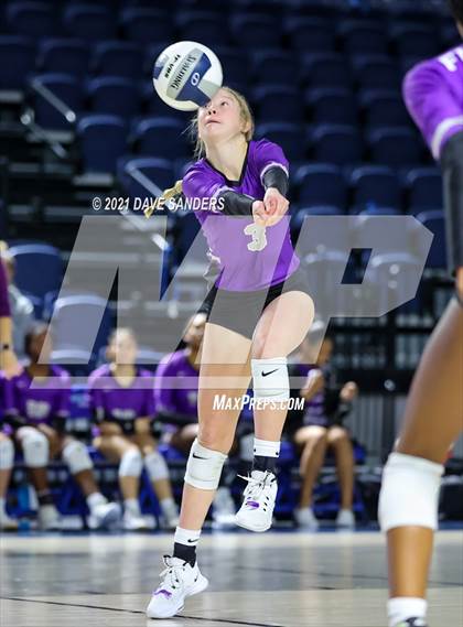 Thumbnail 1 in Friendswood vs. Fulshear (UIL 5A Regional Quarterfinal Playoff) photogallery.