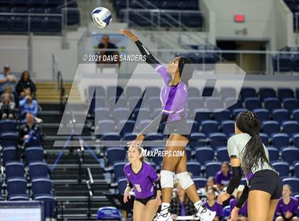 Thumbnail 3 in Friendswood vs. Fulshear (UIL 5A Regional Quarterfinal Playoff) photogallery.