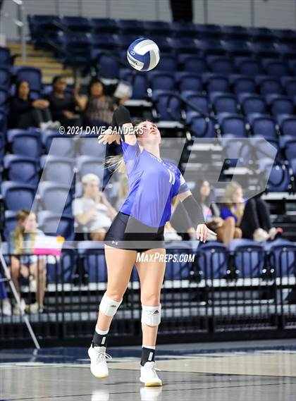 Thumbnail 1 in Friendswood vs. Fulshear (UIL 5A Regional Quarterfinal Playoff) photogallery.