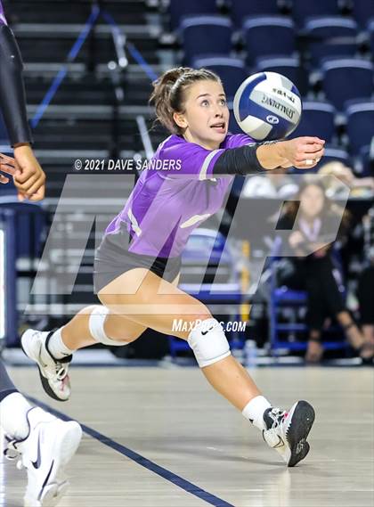 Thumbnail 1 in Friendswood vs. Fulshear (UIL 5A Regional Quarterfinal Playoff) photogallery.