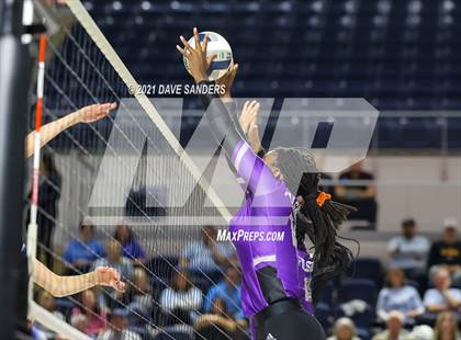 Thumbnail 3 in Friendswood vs. Fulshear (UIL 5A Regional Quarterfinal Playoff) photogallery.