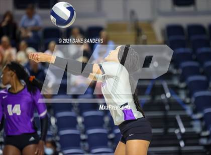 Thumbnail 2 in Friendswood vs. Fulshear (UIL 5A Regional Quarterfinal Playoff) photogallery.
