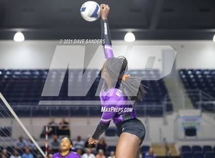 Thumbnail 1 in Friendswood vs. Fulshear (UIL 5A Regional Quarterfinal Playoff) photogallery.