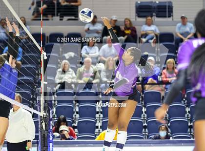 Thumbnail 2 in Friendswood vs. Fulshear (UIL 5A Regional Quarterfinal Playoff) photogallery.