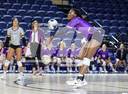 Thumbnail 2 in Friendswood vs. Fulshear (UIL 5A Regional Quarterfinal Playoff) photogallery.