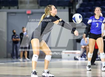Thumbnail 1 in Friendswood vs. Fulshear (UIL 5A Regional Quarterfinal Playoff) photogallery.