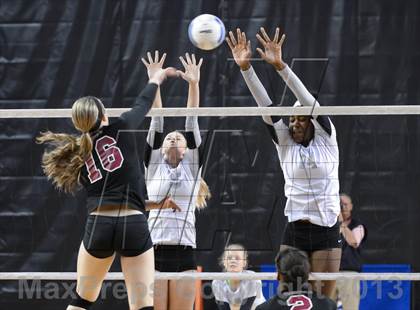 Thumbnail 2 in Hough vs. Wakefield (NCHSAA 4A Final) photogallery.