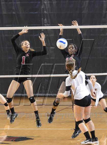 Thumbnail 1 in Hough vs. Wakefield (NCHSAA 4A Final) photogallery.
