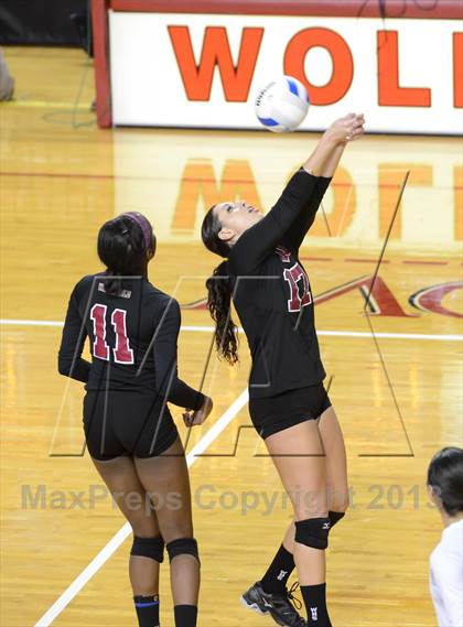 Thumbnail 2 in Hough vs. Wakefield (NCHSAA 4A Final) photogallery.
