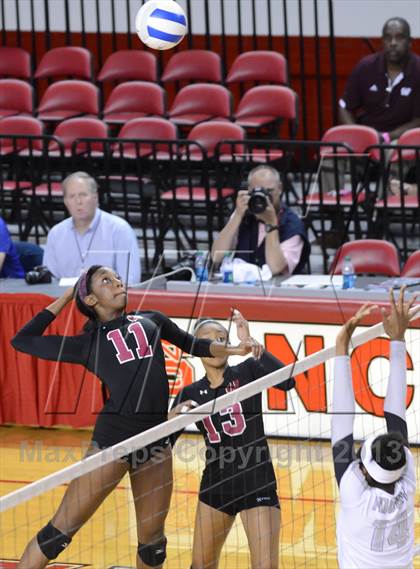 Thumbnail 2 in Hough vs. Wakefield (NCHSAA 4A Final) photogallery.