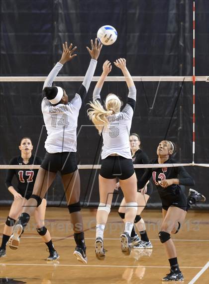 Thumbnail 3 in Hough vs. Wakefield (NCHSAA 4A Final) photogallery.