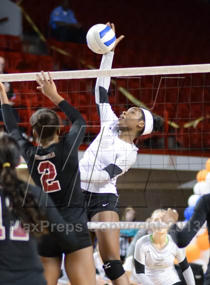 Thumbnail 2 in Hough vs. Wakefield (NCHSAA 4A Final) photogallery.