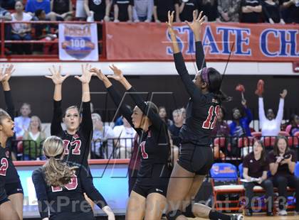Thumbnail 2 in Hough vs. Wakefield (NCHSAA 4A Final) photogallery.