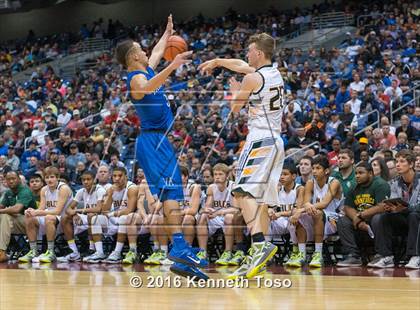 Thumbnail 2 in East Chambers vs. Van Alstyne (UIL 3A Semifinal) photogallery.