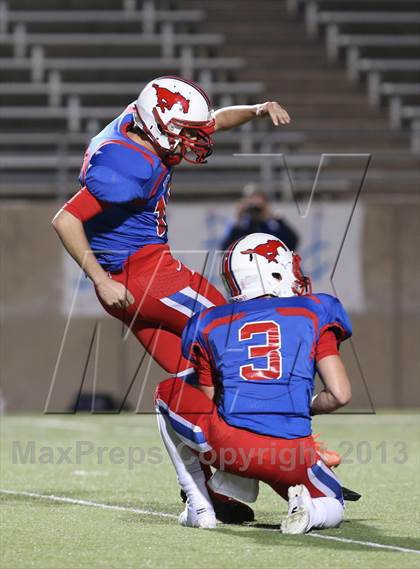 Thumbnail 2 in Boyd vs. Pearce (UIL 5A D2 Bi-District Playoff) photogallery.