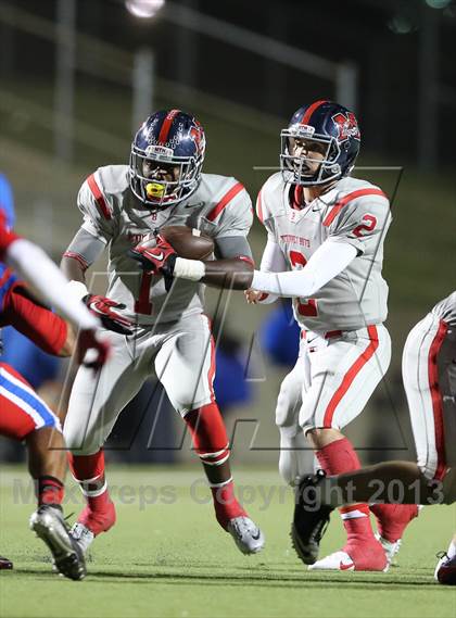 Thumbnail 2 in Boyd vs. Pearce (UIL 5A D2 Bi-District Playoff) photogallery.