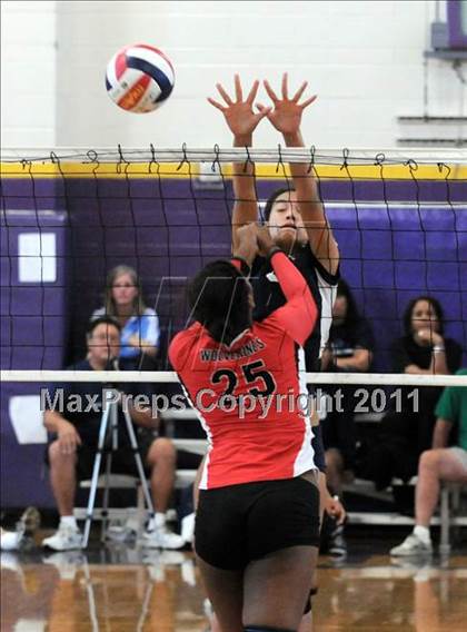 Thumbnail 2 in Harvard-Westlake vs. Kamehameha (2010 Durango Fall Classic) photogallery.