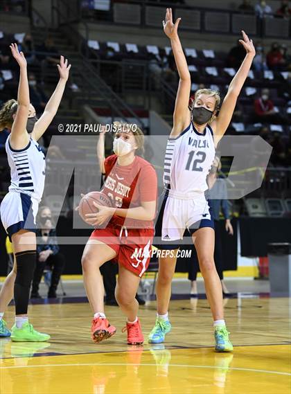 Thumbnail 1 in Regis Jesuit vs. Valor Christian (CHSAA 5A State Final) photogallery.